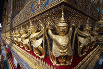 Garuda-Figuren am Sockel des Tempel des Smaragdbuddha/Bot, kÃ¶niglicher Tempel Wat Phra Keo, Bangkok, Thailand*garuda-figures at the pedestal on the temple of the emeraldbuddha/bot, royal temple wat phra keo, Bangkok, Thailand